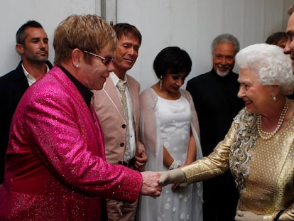 La reina Isabel II junto al cantante Elton John, durante la celebración del Jubileo de Diamante en 2012.