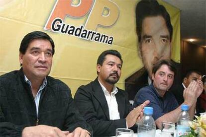 José Guadarrama, alias <i>PP</i> (primero por la izquierda), durante un reciente mitin en Hidalgo.