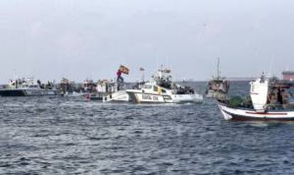 Los pescadores ayer durante la protesta contra las trabas de Gibraltar para que faenen en aguas próximas al Peñón.