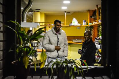 Un par de huéspedes en la cocina del Hostel Nápoles.