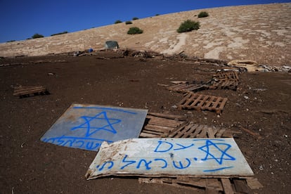 Pintadas israelíes en las que se lee "El pueblo de Israel vive" sobre los restos de una comunidad beduina expulsada de la Cisjordania ocupada unas horas antes en una imagen del 3 de julio.