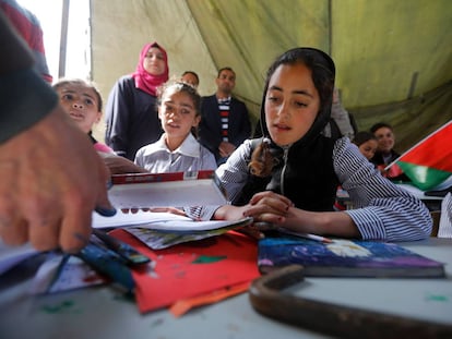 Niños palestinos obligados a dar clase en tiendas de campaña