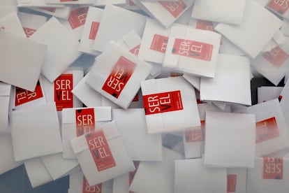 Boletas electorales en el interior de una urna.