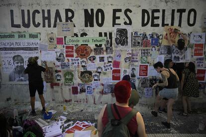 Un grupo de mujeres pega carteles con consignas en las calles de Buenos Aires.