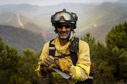Un bombero forestal de la BRICA de Cártama perteneciente al dispositivo Infoca (Incendios Forestales de la Comunidad de Andalucía) trabaja en la extinción del incendio forestal en Jubrique, Málaga.