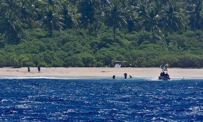 Un momento del rescate de los tres marineros varados en el atolón Pikelot, en Micronesia.