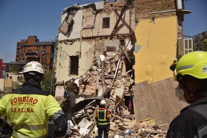 Los bomberos españoles realizan la búsqueda de supervivientes entre edificios en peligro de derrumbe en los barrios colindantes al puerto de Beirut y los más afectados tras la explosión. Más de 300.000 vecinos han tenido que dejar sus hogares tras el suceso.