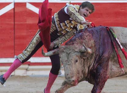 El Juli entra a matar a su segundo toro, al que cortó una oreja.