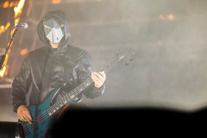 Christopher Wolstenholme, bajo, detrás de una máscara en el inicio del espectáculo.