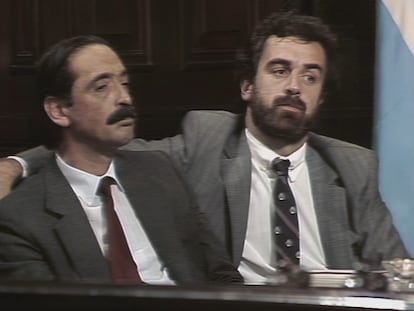 El fiscal Julio César Strassera y su colaborador Luis Moreno Ocampo, en el documental 'El juicio'.