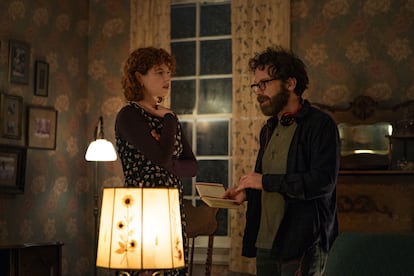 A atriz Jessie Buckley ouve as explicações de Charlie Kaufman no set de 'Estou Pensando em Acabar com Tudo'.