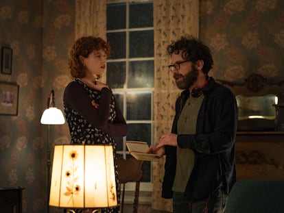 A atriz Jessie Buckley ouve as explicações de Charlie Kaufman no set de 'Estou Pensando em Acabar com Tudo'.