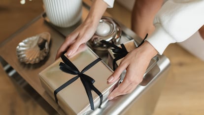 Artículo de EL PAÍS Escaparate sobre regalos de Navidad para mujer.