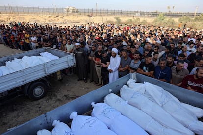 Decenas de palestinos rezan cerca de los cuerpos de los miembros de la familia Hijazi, muertos en ataques israelíes en Rafah, en el sur de la franja de Gaza, este viernes antes de su entierro. 