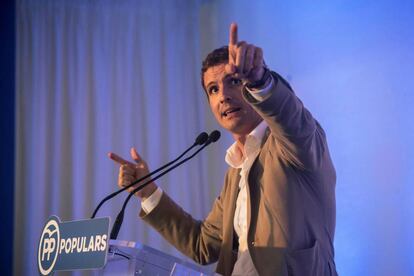 El presidente del PP, Pablo Casado, durante la rueda de prensa en el Club Marítimo de Mahón (Menorca). 