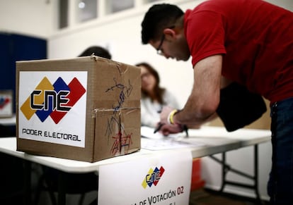 Un hombre verifica la lista de votantes del centro de votaciones en Madrid (España), el 20 de mayo de 2018.