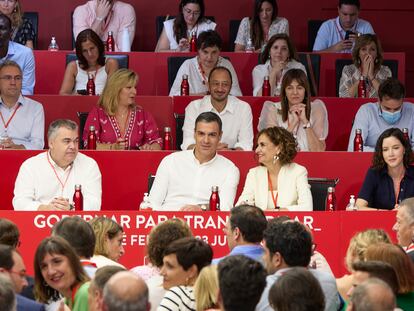 Pedro Sánchez, entre Santos Cerdán y María Jesús Montero, en julio en el último comité federal del PSOE.