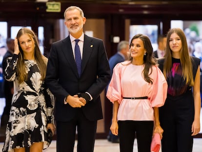 Los reyes Felipe VI y Letizia, junto a la princesa Leonor y la infanta Sofía, a su llegada al Concierto Premios Princesa de Asturias, este jueves en Oviedo.