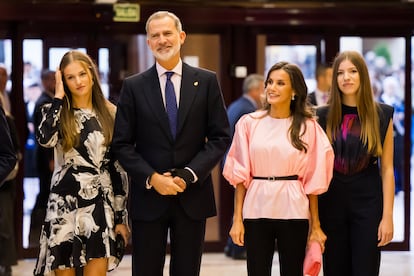 Los reyes Felipe VI y Letizia, junto a la princesa Leonor y la infanta Sofía, a su llegada al Concierto Premios Princesa de Asturias, este jueves en Oviedo.