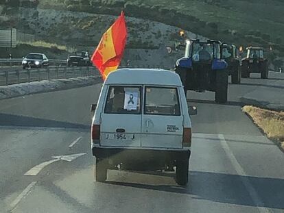 Tractores en la carretera entre Alcalá y Alcaudete, en la provincia de Jaén.