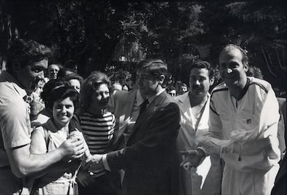 El Rey (primero por la derecha) sale sonriente del Hospital Central de la Cruz Roja, en 1981, tras ser atendido de las lesiones causadas al atravesar con su cuerpo un cristal de la puerta que da acceso a la piscina del palacio de la Zarzuela. Sonriente y distendido, don Juan Carlos saluda a las personas concentradas en el patio del centro.