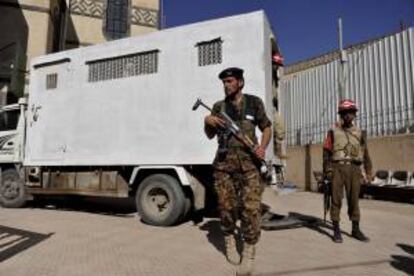 Soldados yemeníes hacen guardia. EFE/Archivo