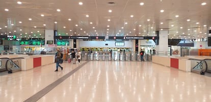 El acceso a las vías del tren en el vestíbulo de la estación de Barcelona-Sants