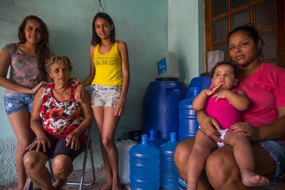 A família Sobrinho está sem água desde o dia das eleições, em 5 de outubro. Noelita, a avó, lembra seus dias na Bahia quando a seca a fez partir para São Paulo. A família de seis membros consome menos de 200 litros por dia, 90 litros acima da média recomendada pela OMS por pessoa.