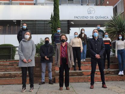 Carmen Ortiz Mellet, segunda por la izquierda, con su equipo de la Facultad de Química de la Universidad de Sevilla.