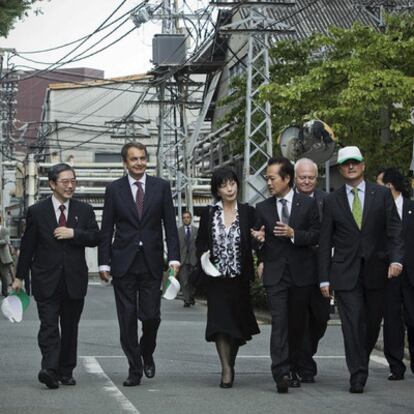 Zapatero y los ministros Moratinos y Sebastián (derecha) en una visita a la fábrica de GS-Yuasa en Japón.