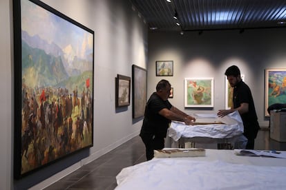 Desmontaje de las obras de la última exposición del Museo Ruso de Málaga, ' Guerra y paz en el arte ruso'.