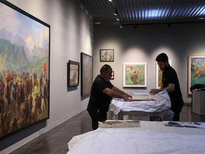 Desmontaje de las obras de la última exposición del Museo Ruso de Málaga, ' Guerra y paz en el arte ruso'.