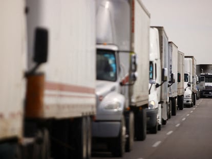 Camiones de carga esperan cruzar a Estados Unidos por el puente internacional Jerónimo-Santa Teresa, en Ciudad Juárez, en octubre de 2023.