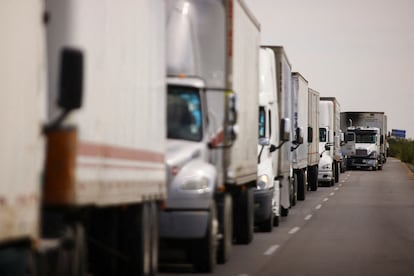 Camiones de carga esperan cruzar a Estados Unidos por el puente internacional Jerónimo-Santa Teresa, en Ciudad Juárez, en octubre de 2023.