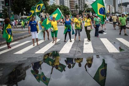 Dilma, quem deve passar o dia em sua residência oficial em Brasília, reiterou que o Governo garante o direito às manifestações desde que elas sejam pacíficas. Na imagem, um grupo de pessoas durante o protesto no Rio de Janeiro.