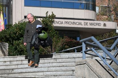 Rodrigo Rato a las puertas de la Audiencia Provincial de Madrid donde ha ido a recoger su sentencia, este viernes.