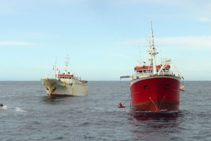 Imagen del 'Paloma V' (el barco pintado de rojo), faenando en agosto de 2007.