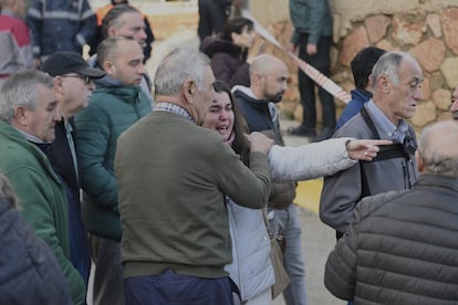 El alcalde de Letur (Albacete), Sergio Marín, consuela a una joven en la localidad, este miércoles.