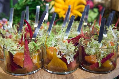 Que os pratos sejam fáceis de serem comidos não significa que não sejam elaborados. Na foto, um ceviche de beterraba, laranja, rúcula e vinagrete de cebolinha.