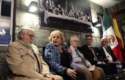 De izquierda a derecha  Arturo Ripstein, Silvia Pinal, Jos&eacute; de la Colina, Alberto Gironella y el sacerdote Juli&aacute;n Pablo.