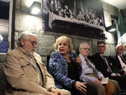 De izquierda a derecha  Arturo Ripstein, Silvia Pinal, Jos&eacute; de la Colina, Alberto Gironella y el sacerdote Juli&aacute;n Pablo.