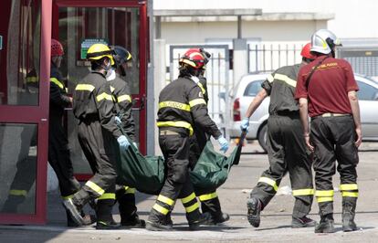 Los equipos de rescate transportan a uno de losfallecidos en la f&aacute;brica de Medolla, cerca de Modena. 