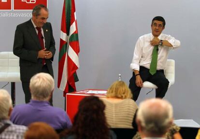 Patxi López, sentado, junto a Iñaki Arriola, en San Sebastián. 