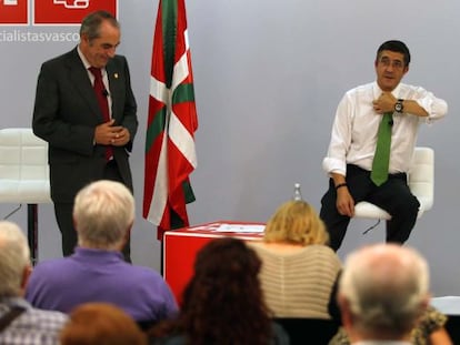 Patxi López, sentado, junto a Iñaki Arriola, en San Sebastián. 