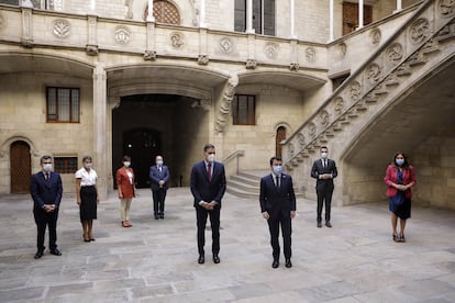 Pedro Sánchez y Pere Aragonès con el resto de representantes de la mesa de diálogo el pasado miércoles.