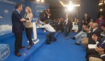 Sanz y Cospedal se saludan en presencia de Arenas durante la Interparlamentaria del PP en Córdoba.