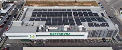 Una tienda de Mercadona con paneles solares.