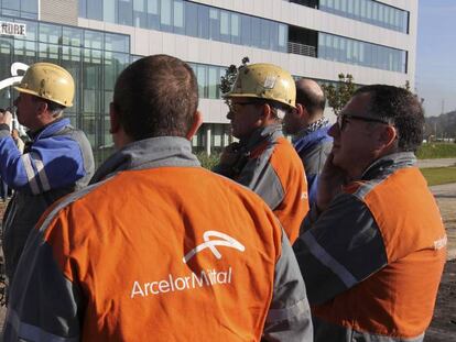 Trabajadores de ArcelorMittal frente a una planta de la compañía.