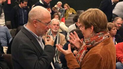 El vicepresidente de la Junta de Castilla y León y cabeza visible del sector crítico de Ciudadanos, Francisco Igea, conversa con la exsecretaria de Programas de Ciudadanos María Ángeles Fernández Ramil, al inicio de la presentación de compromisarios de Ciudadanos el jueves pasado en Santiago de Compostela.