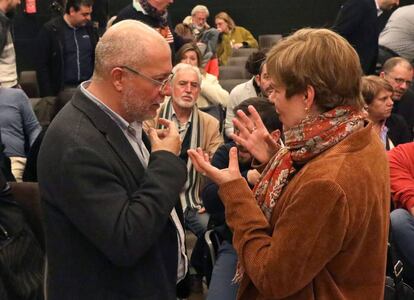 El vicepresidente de la Junta de Castilla y León y cabeza visible del sector crítico de Ciudadanos, Francisco Igea, conversa con la exsecretaria de Programas de Ciudadanos María Ángeles Fernández Ramil, al inicio de la presentación de compromisarios de Ciudadanos el jueves pasado en Santiago de Compostela.